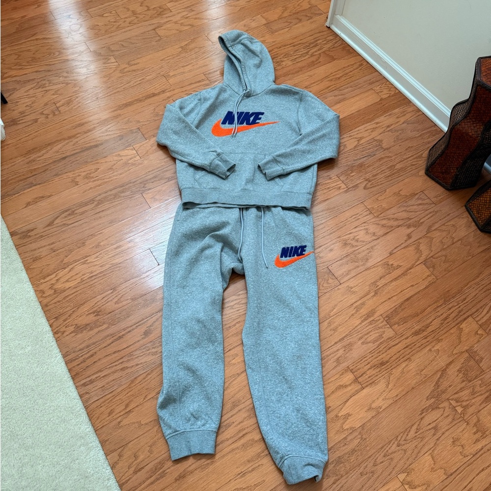 Nike Men’s Gray Sweatpants & Joggers Set